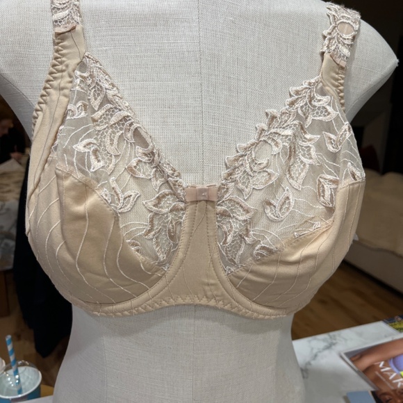 Bea - Picture 2 of 4